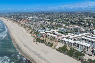 Del Mar Sahilleri 'nin havadan görünüşü, Kaliforniya kıyıları uçurumları ve Pasifik Okyanusu' nun mavi olduğu ev. San Diego County, Kaliforniya, ABD