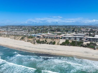 Del Mar Sahilleri 'nin havadan görünüşü, Kaliforniya kıyıları uçurumları ve Pasifik Okyanusu' nun mavi olduğu ev. San Diego County, Kaliforniya, ABD