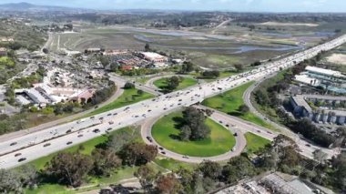 Otoyol ulaşımının hava görüntüsü küçük trafik, otoyol kavşağı ve kavşak, San Diego Otoyolu 5.