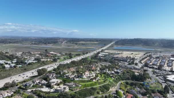 圣地亚哥高速公路5号州际公路交通 小交通 公路交汇处和交叉口的空中景观 — 图库视频影像