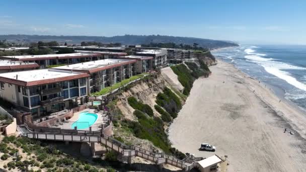 从空中俯瞰德尔马海岸 加利福尼亚沿海悬崖和有蓝色太平洋的房子 美国加利福尼亚州圣地亚哥县 — 图库视频影像