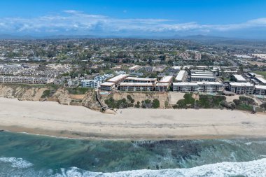 Del Mar Sahilleri 'nin havadan görünüşü, Kaliforniya kıyıları uçurumları ve Pasifik Okyanusu' nun mavi olduğu ev. San Diego County, Kaliforniya, ABD