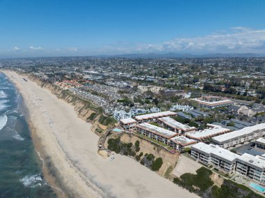 Del Mar Sahilleri 'nin havadan görünüşü, Kaliforniya kıyıları uçurumları ve Pasifik Okyanusu' nun mavi olduğu ev. San Diego County, Kaliforniya, ABD