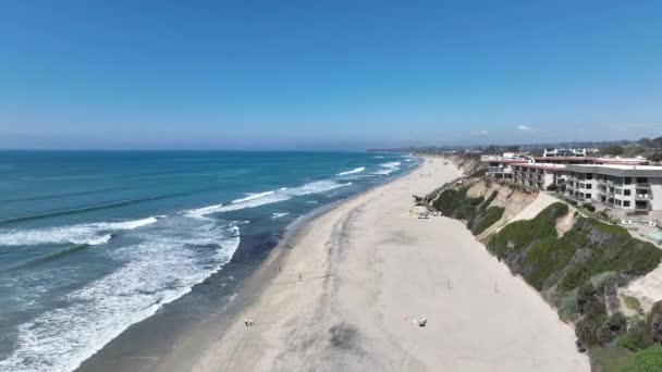 从空中俯瞰德尔马海岸 加利福尼亚沿海悬崖和有蓝色太平洋的房子 美国加利福尼亚州圣地亚哥县 — 图库视频影像