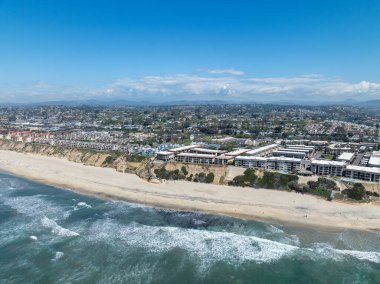 Del Mar Sahilleri 'nin havadan görünüşü, Kaliforniya kıyıları uçurumları ve Pasifik Okyanusu' nun mavi olduğu ev. San Diego County, Kaliforniya, ABD