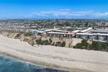 Del Mar Sahilleri 'nin havadan görünüşü, Kaliforniya kıyıları uçurumları ve Pasifik Okyanusu' nun mavi olduğu ev. San Diego County, Kaliforniya, ABD