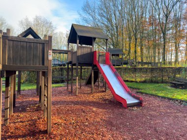 Merdivenlere tırmanıp parkta kayan renkli çocuk parkı.. 