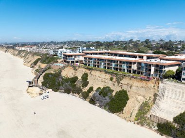 Del Mar Sahilleri 'nin havadan görünüşü, Kaliforniya kıyıları uçurumları ve Pasifik Okyanusu' nun mavi olduğu ev. San Diego County, Kaliforniya, ABD