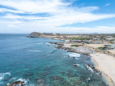 Cabo San Jose, Baja California Sur, Meksika 'da tatil beldeleri bulunan tropik plaj manzarası