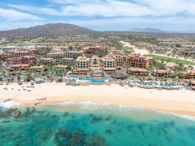 Cabo San Jose, Baja California Sur, Meksika 'da tatil beldeleri bulunan tropik plaj manzarası