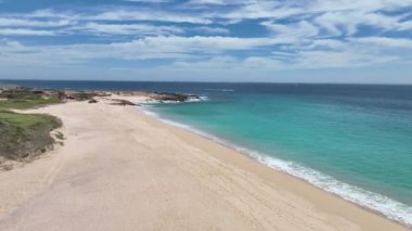 Cabo San Jose, Baja California Sur, Meksika 'da tatil beldeleri bulunan tropik plaj manzarası