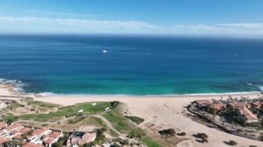Cabo San Jose, Baja California Sur, Meksika 'da tatil beldeleri bulunan tropik plaj manzarası