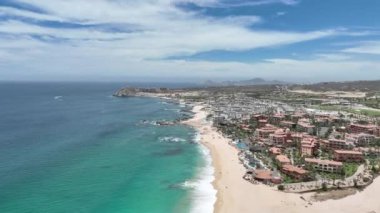 Cabo San Jose, Baja California Sur, Meksika 'da tatil beldeleri bulunan tropik plaj manzarası