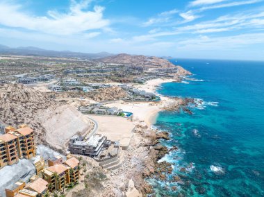 Cabo San Jose, Baja California Sur, Meksika 'da tatil beldeleri bulunan tropik plaj manzarası