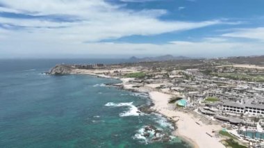 Cabo San Jose, Baja California Sur, Meksika 'da tatil beldeleri bulunan tropik plaj manzarası