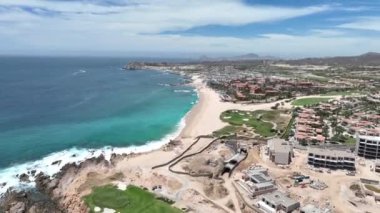 Cabo San Jose, Baja California Sur, Meksika 'da tatil beldeleri bulunan tropik plaj manzarası