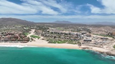Cabo San Jose, Baja California Sur, Meksika 'da tatil beldeleri bulunan tropik plaj manzarası