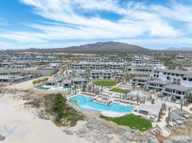 Cabo San Jose, Baja California Sur, Meksika 'da tatil beldeleri bulunan tropik plaj manzarası