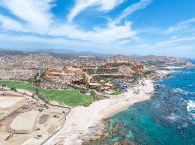 Cabo San Jose, Baja California Sur, Meksika 'da tatil beldeleri bulunan tropik plaj manzarası