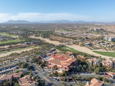 Los Cabos, Cabo San Jose, Meksika 'daki Pasifik Okyanusu üzerindeki lüks golf sahasının havadan görünüşü