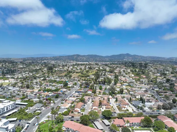 Vista, Carlsbad, San Diego, Kaliforniya 'daki evler ve toplulukların hava görüntüsü. ABD.