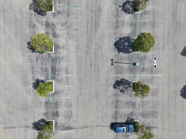 Açık otopark yukarıdan görünüyor, hava manzaralı.