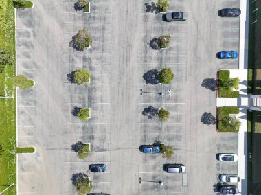 Açık otopark yukarıdan görünüyor, hava manzaralı.