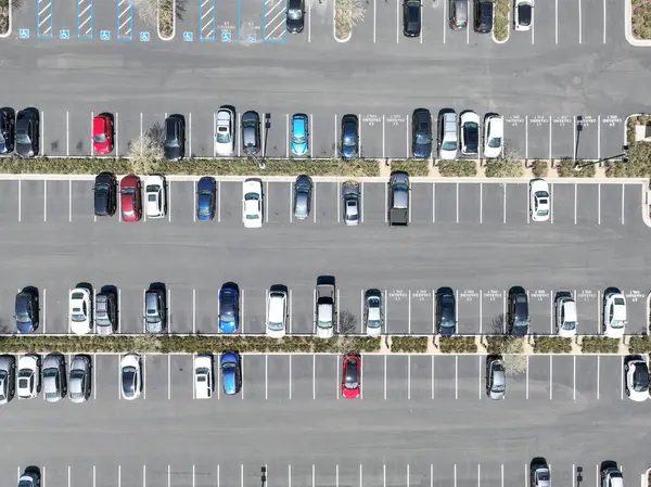 Açık otopark yukarıdan görünüyor, hava manzaralı.