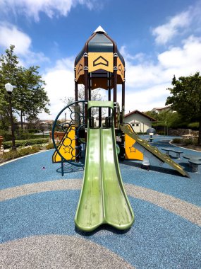 Kamu parkında renkli çocuklar için çocuk parkı aktiviteleri Modern çocuk parkında koşmak, kaymak, sallanmak. 