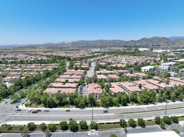 Orta sınıf topluluğunun hava görüntüsü özdeş apartman evleri, Lake Forest, Güney Kaliforniya, ABD.