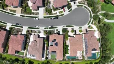 Orta sınıf topluluğunun hava görüntüsü özdeş apartman evleri, Lake Forest, Güney Kaliforniya, ABD.