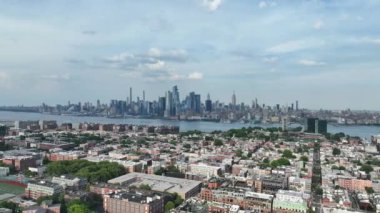 Şehir merkezindeki Hoboken 'in hava görüntüsü ve arka planda Manhattan Skyline.