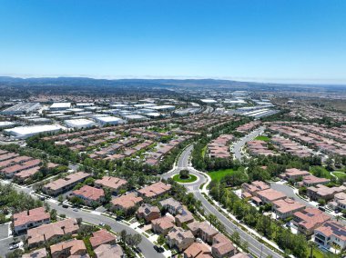 Orta sınıf topluluğunun hava görüntüsü özdeş apartman evleri, Lake Forest, Güney Kaliforniya, ABD.