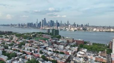 Şehir merkezindeki Hoboken 'in hava görüntüsü ve arka planda Manhattan Skyline.