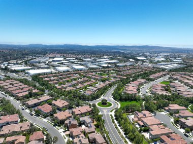 Orta sınıf topluluğunun hava görüntüsü özdeş apartman evleri, Lake Forest, Güney Kaliforniya, ABD.