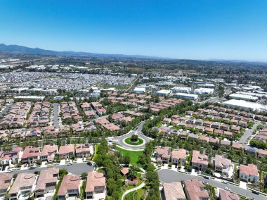 Orta sınıf topluluğunun hava görüntüsü özdeş apartman evleri, Lake Forest, Güney Kaliforniya, ABD.