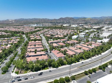 Orta sınıf topluluğunun hava görüntüsü özdeş apartman evleri, Lake Forest, Güney Kaliforniya, ABD.