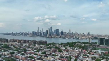 Şehir merkezindeki Hoboken 'in hava görüntüsü ve arka planda Manhattan Skyline.