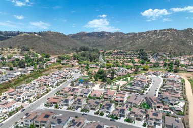 Orta sınıf toplum büyük evleri, Escondido, Güney Kaliforniya, ABD.