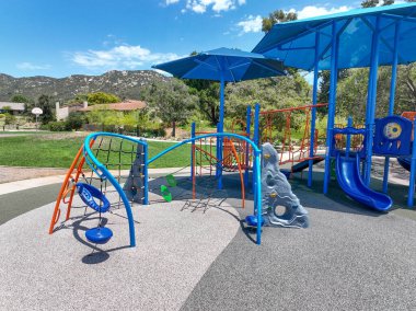 Kamu parkında renkli çocuklar için çocuk parkı aktiviteleri Modern çocuk parkında koşmak, kaymak, sallanmak. 