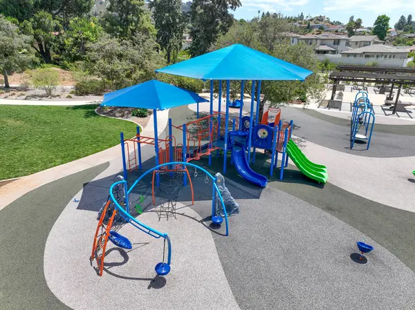 Kamu parkında renkli çocuklar için çocuk parkı aktiviteleri Modern çocuk parkında koşmak, kaymak, sallanmak. 