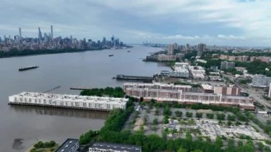 ABD 'nin New Jersey eyaleti Bergen County' de Hudson Nehri boyunca yer alan Edgewater 'ın hava görüntüsü. 13 Temmuz 2024