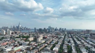 Şehir merkezindeki Hoboken 'in hava görüntüsü ve arka planda Manhattan Skyline.