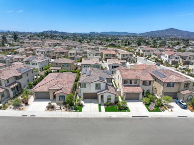 Orta sınıf toplum büyük evleri, Escondido, Güney Kaliforniya, ABD.