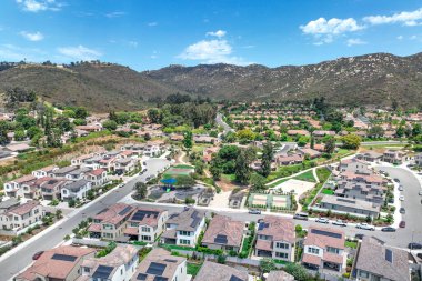 Orta sınıf toplum büyük evleri, Escondido, Güney Kaliforniya, ABD.