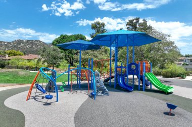 Kamu parkında renkli çocuklar için çocuk parkı aktiviteleri Modern çocuk parkında koşmak, kaymak, sallanmak. 