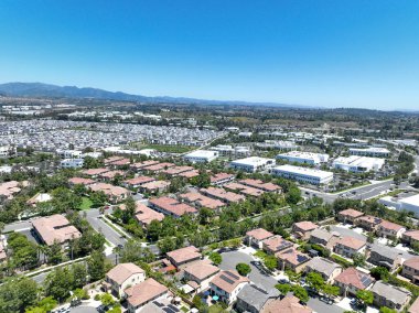 Orta sınıf topluluğunun hava görüntüsü özdeş apartman evleri, Lake Forest, Güney Kaliforniya, ABD.