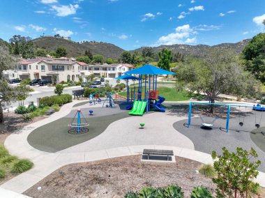 Kamu parkında renkli çocuklar için çocuk parkı aktiviteleri Modern çocuk parkında koşmak, kaymak, sallanmak. 