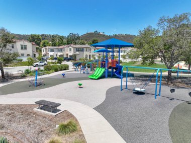 Kamu parkında renkli çocuklar için çocuk parkı aktiviteleri Modern çocuk parkında koşmak, kaymak, sallanmak. 