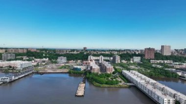 ABD 'nin New Jersey eyaleti Bergen County' de Hudson Nehri boyunca yer alan Edgewater 'ın hava görüntüsü..